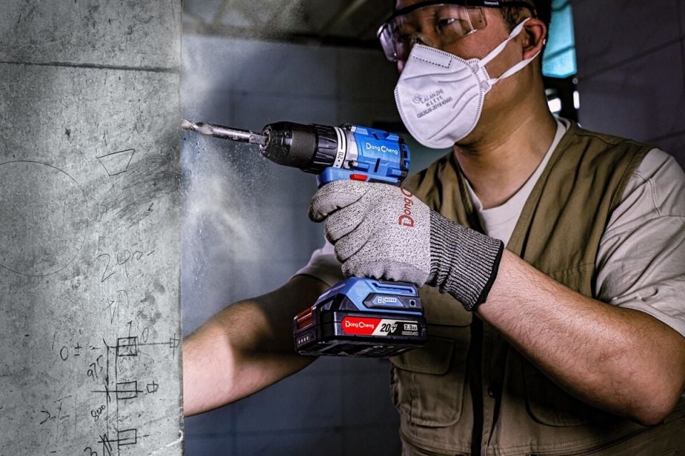 DCJZ2060i ŞARJLI MATKAP 20V 2.0AH KÖMÜRSÜZ KIRICI DELİCİ 60Nm VİDALAMA