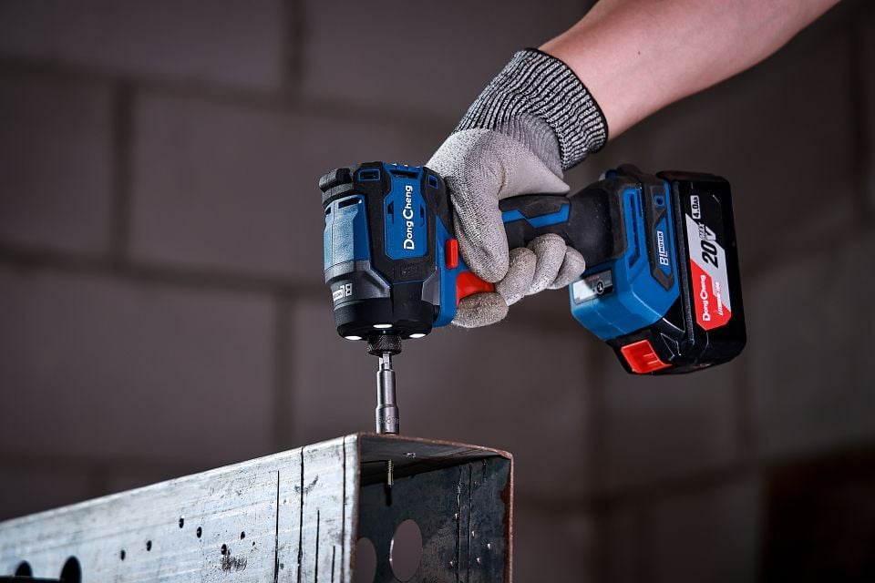 DCPL208 TORKLU VİDALAMA